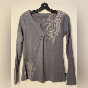 Prana womens long sleeve scoop/V neck shirt, Sz S, gray with white design EUC